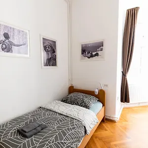 Πανσιόν Galeria ***